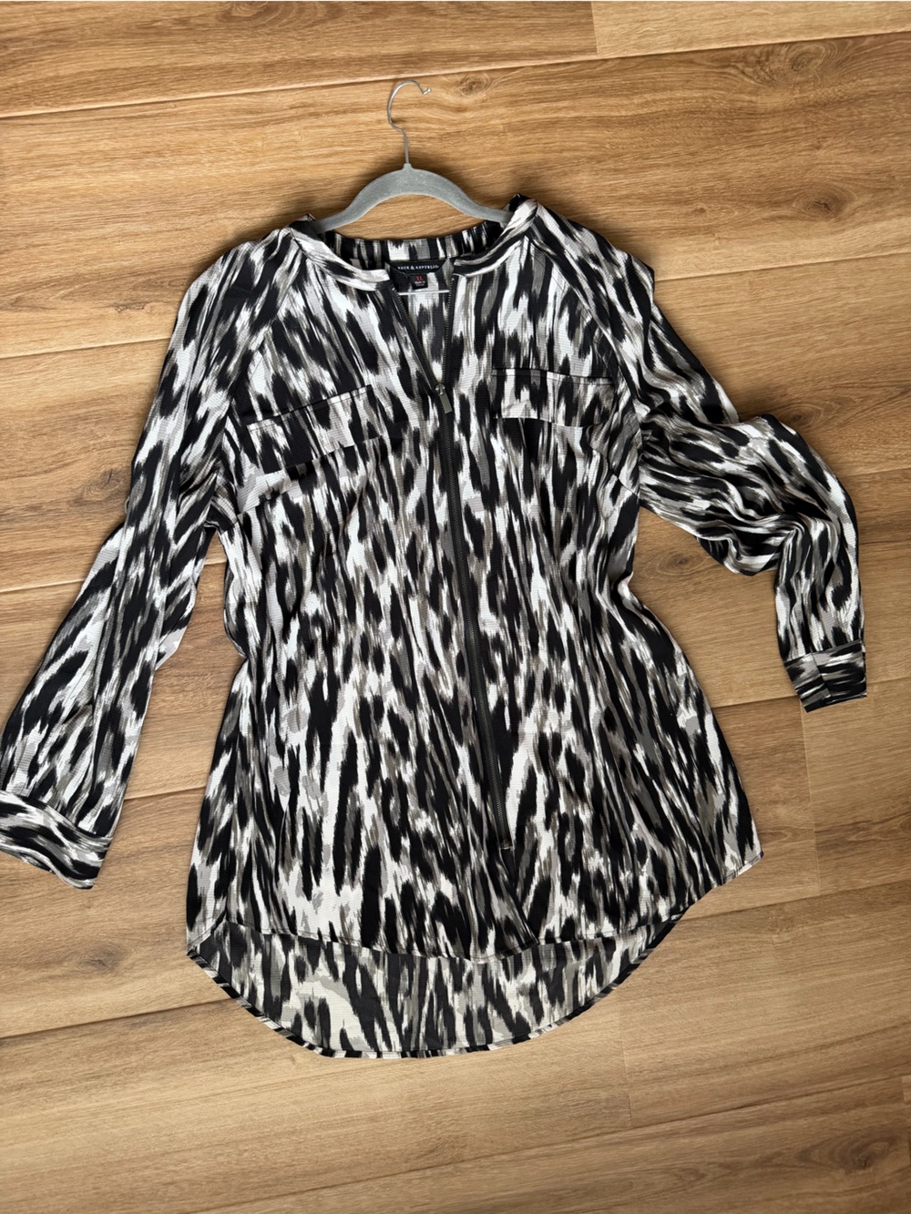 Rock & Republic Black and White Printed Long Sleeve Blouse